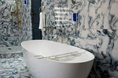 Summit Della Suite Superior King Room