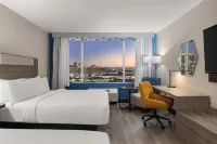 Holiday Inn Express & Suites Phoenix - Midtown by IHG
