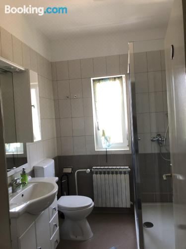 带阳台的两卧室公寓