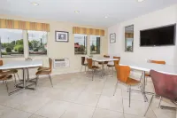 Super 8 by Wyndham Montrose