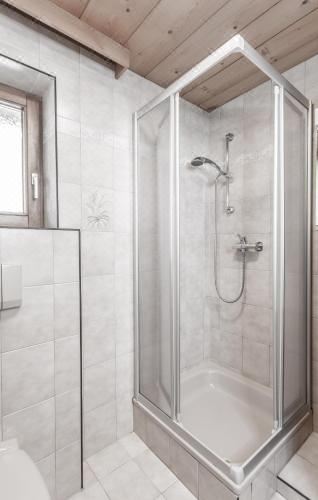 带阳台的两卧室公寓