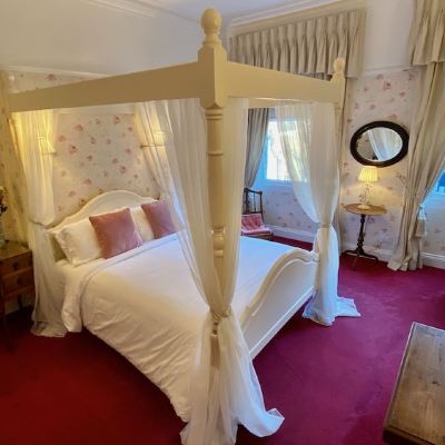 Deluxe Four Poster Room