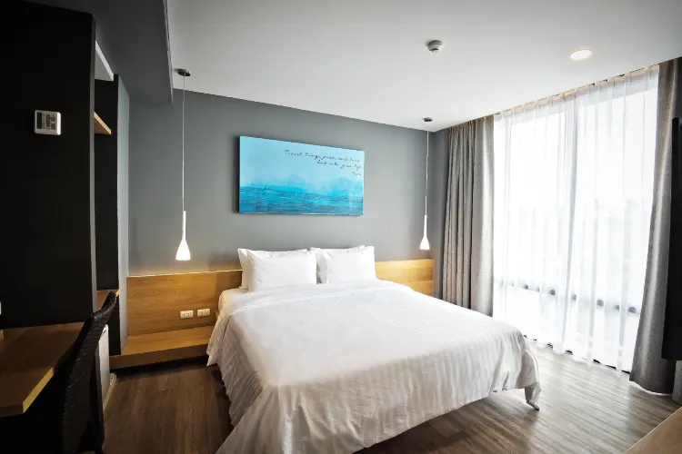 ห้องเตียงใหญ่ 1 เตียง วิวสระน้ำ