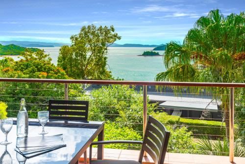 Haven on Hamilton Island -Private Apartment with Views & Buggy Fully Renovated in 2023 One-Bedroom Apartment