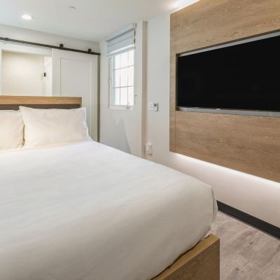 Classic Room, 1 Queen Bed (Self Check-in with Virtual Front Desk) The Niche by Kasa Promo Code