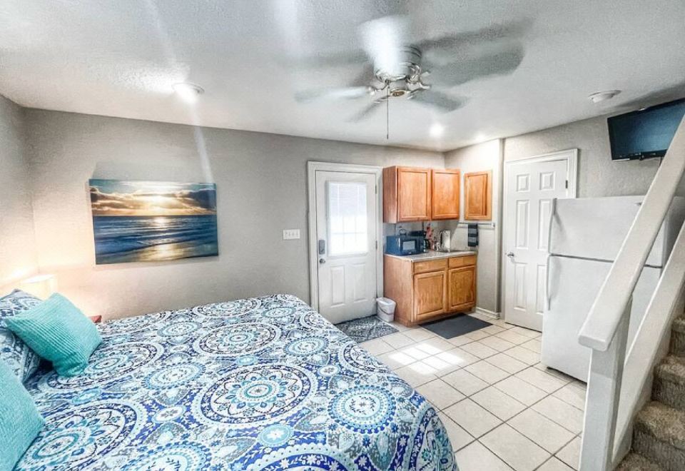 Scenic Deck And River Access-Charming Getaway Oasis