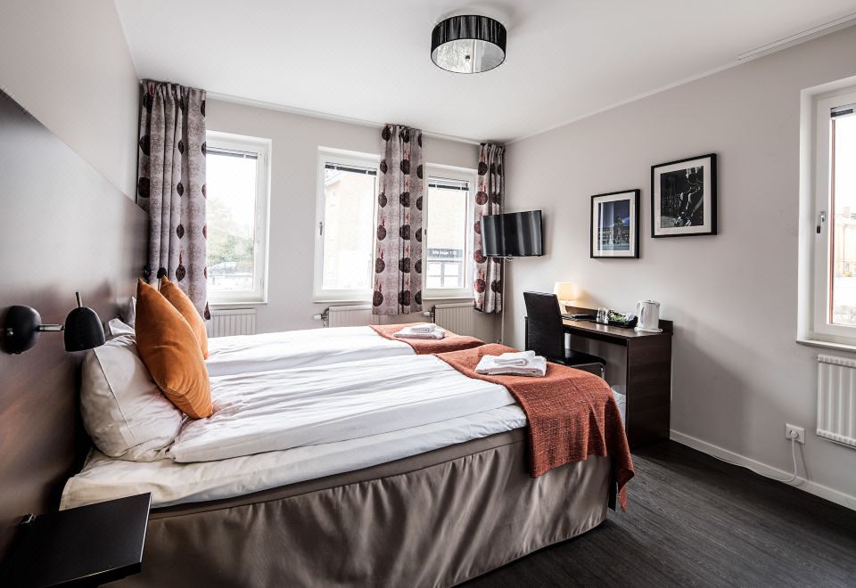 标准间两张单人床和厨房无线网络无烟