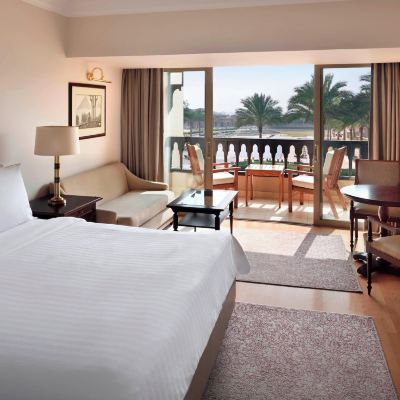 客房（1張特大床，直達行政休息室，帶陽台） 開羅米娜宮萬豪飯店優惠
