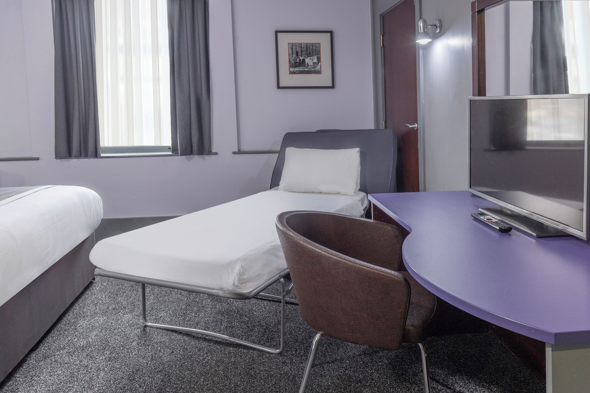 标准双人房， 1 张特大床和 1 张梳化床