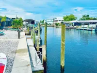 Charming 2-bedroom waterfront townhome with WiFi, AC Hot Tub and dock Hotele w: Matlacha