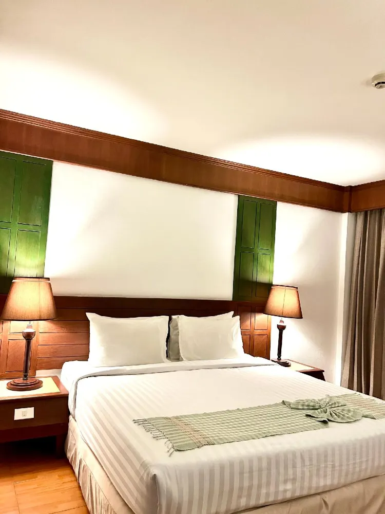 Standard-1 Bed Double Partial City View, Non-Smoking