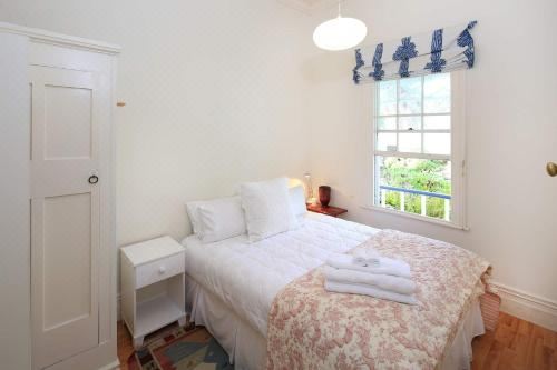 Crescent Villa - Stay Waiheke Five-Bedroom House