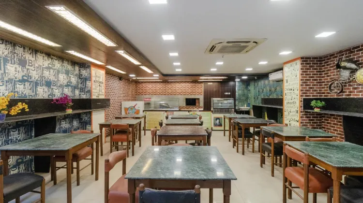 Super OYO Collection O Revaa Near City Centre Salt Lake 食事・レストラン