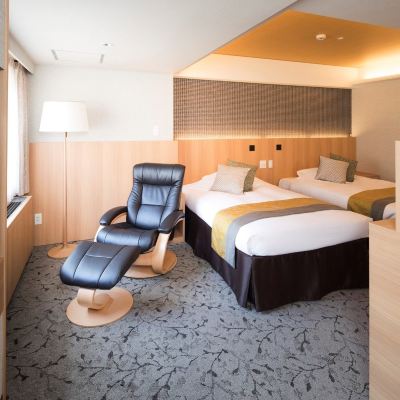 本館普通樓層豪華好萊塢三人房，帶浴室，山景 登別湯本飯店優惠