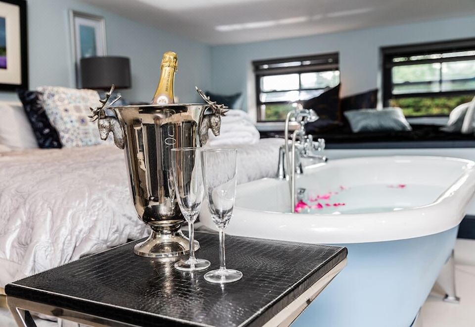 Court House Manor Luxury B&B Classic Double Room, Private Bathroom (Romeo & Juliet)