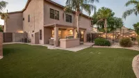 Massive 5 Bdrm Getaway WPool, Hot Tub, Game Room