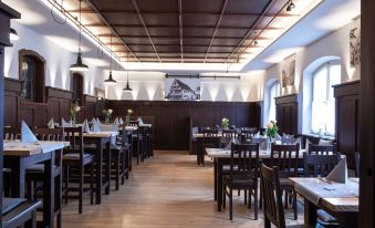 Hotel zum Hirsch - Housity