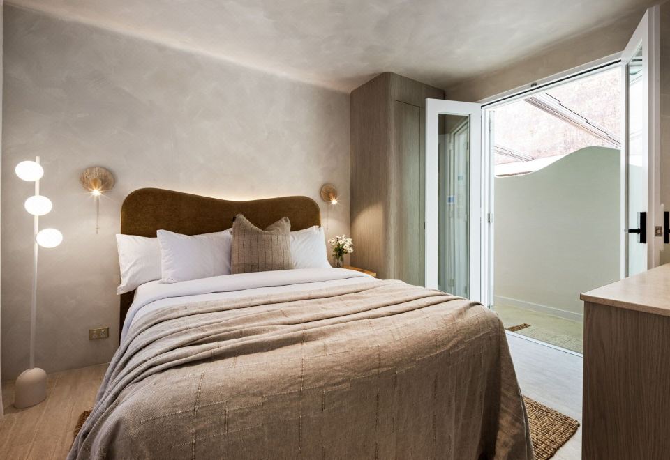 Medusa Hotel SydneyDeluxe Queen Room