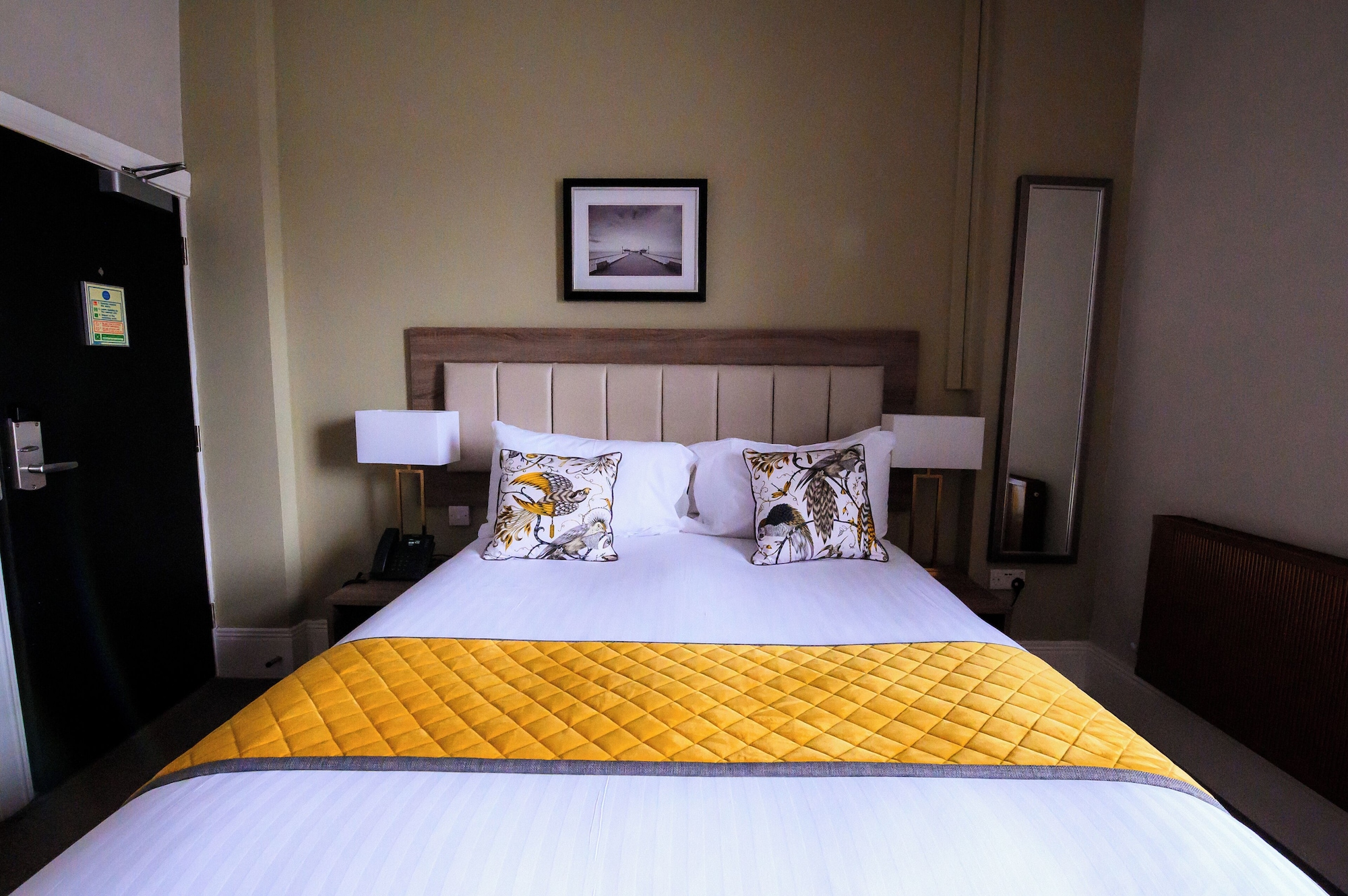 经典双人间或双床间， 1张特大床， 城市景观