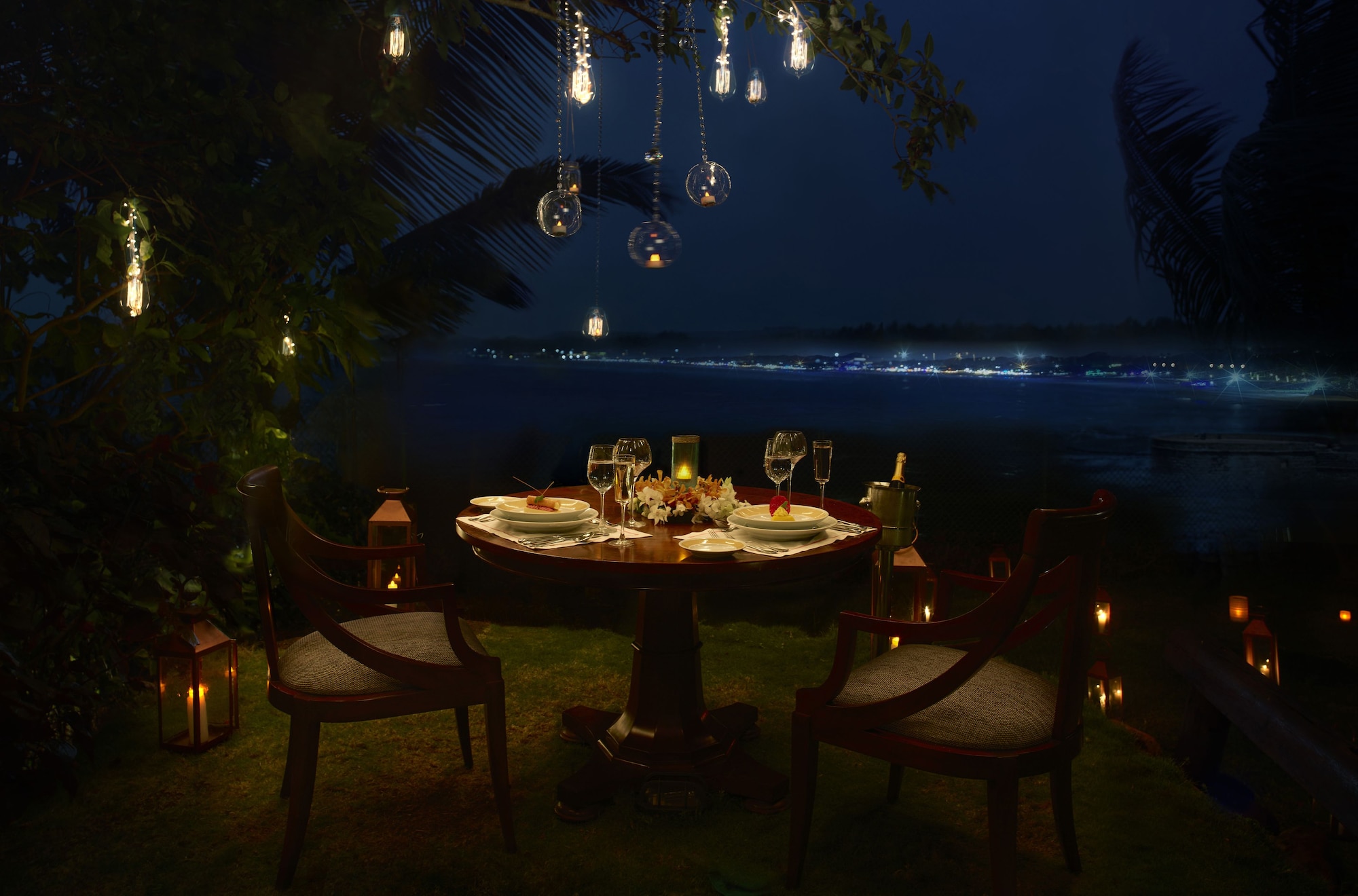 豪华房，1张特大床，海景（露台）