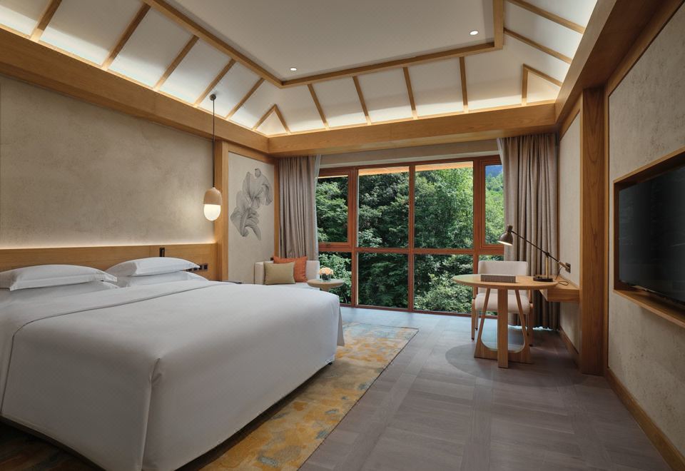 CROWNE PLAZA SHENNONGJIAKing Bed Standard Mountain View Lounge Access