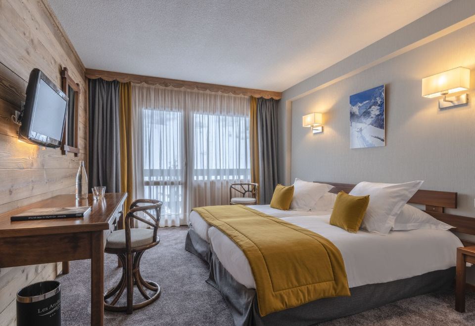 带山景的双人间