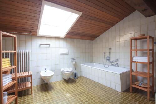 带阳台的两卧室公寓