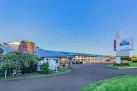 Days Inn & Suites by Wyndham St. Ignace Lakefront