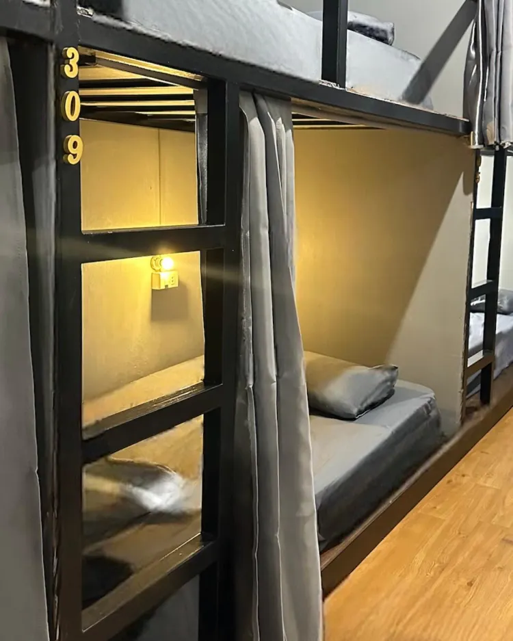 ห้องพักแบบหอพักผสม เตียงสองชั้น รองรับได้ 10 คน