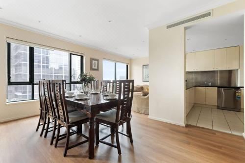 Stylish & Cozy 4BR Retreat with FREE Parking Apartment