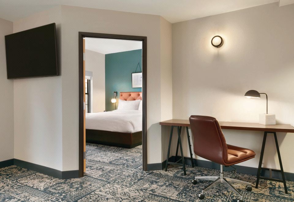 一卧室套房，1卧室2房套房，1张特大床，梳化床