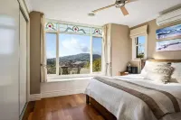 "Huonview" House on the Hill. Views for miles. 5 mins from CBD