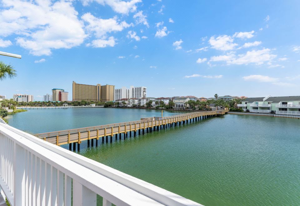 海岸休闲（带可使用泳池和宽敞布局）-吸引人的圣地