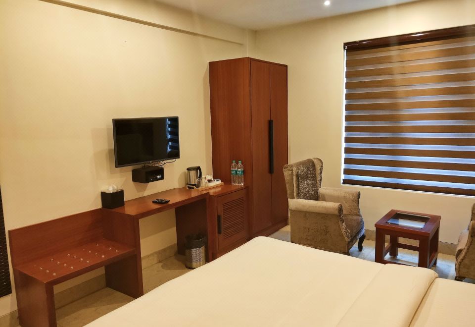 优质双人房， 1张特大床 （城市景观和山景）