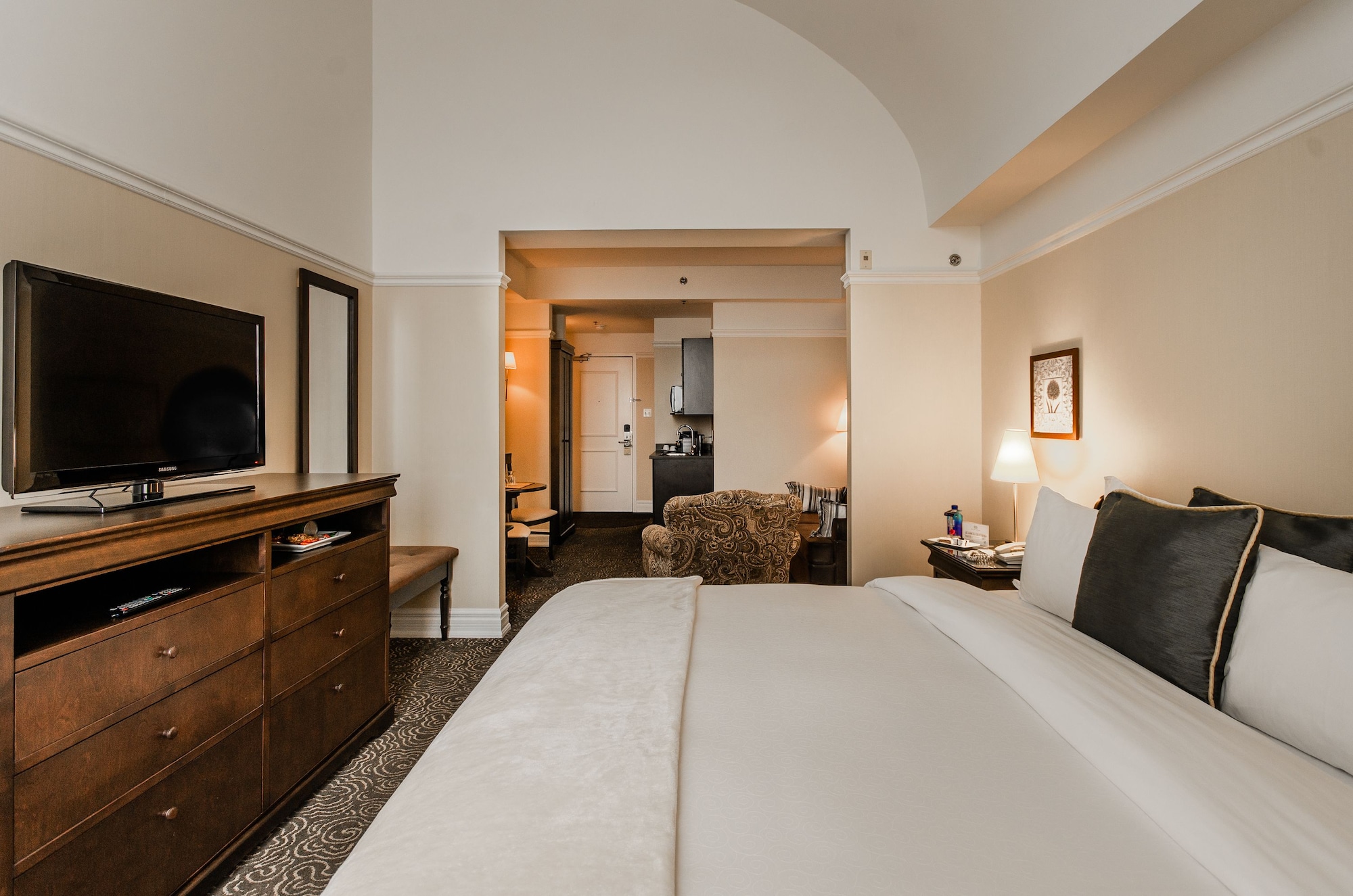 高级特大床间带梳化床