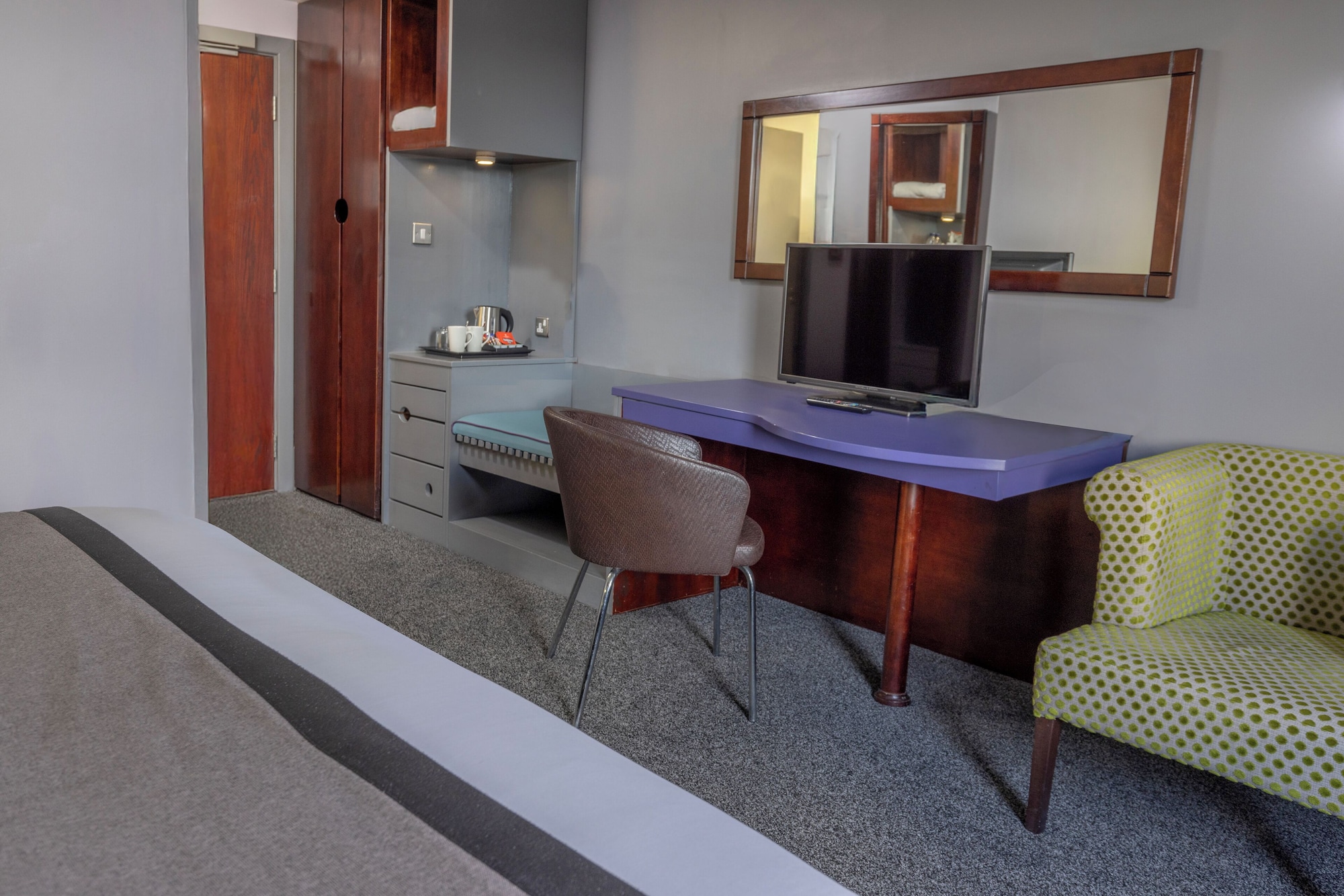 标准双人房， 1 张特大床和 1 张梳化床