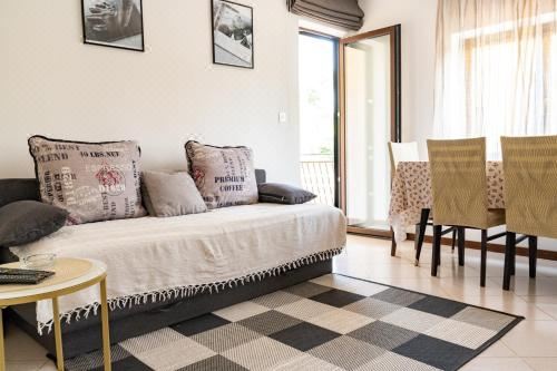 带阳台的两卧室公寓