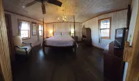 Peaceful Log Cabin on Tennessee River! Pet Friendly, Close to Historical Sites.