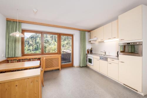 带阳台的两卧室公寓