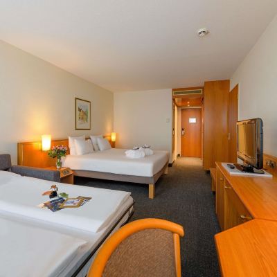 雙人床和一張兩人梳化床 諾富特弗賴堡音樂廳酒店優惠