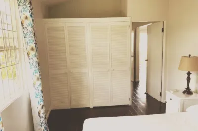 Sheridan's Place - 1 minute walk to the beach Hotels in 