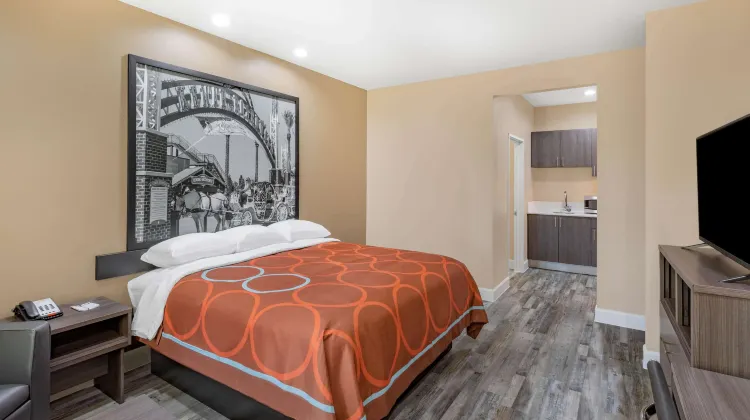 Super 8 by Wyndham Houston NW Beltway 8-West Rd room