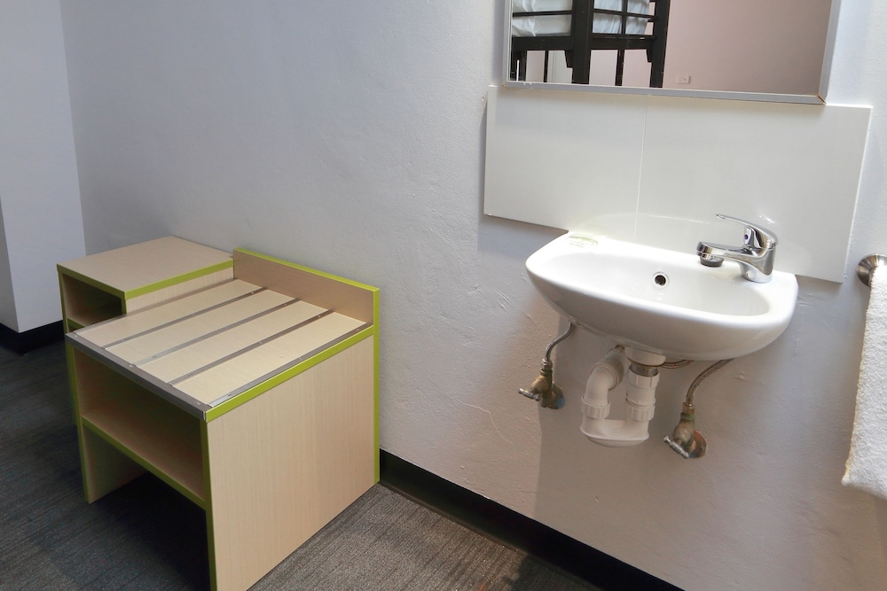 经济三张上下铺房（带公共浴室）