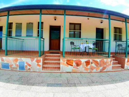 带阳台的两卧室公寓