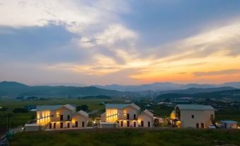 Gyeongju May Breeze Pool Villa - Housity