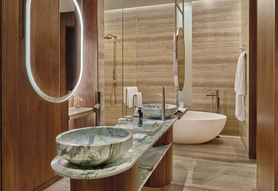 裏維埃拉豪華客房， 客房， 1 張特大床， 海景， 室外浴缸客房， 轉角房， 露台