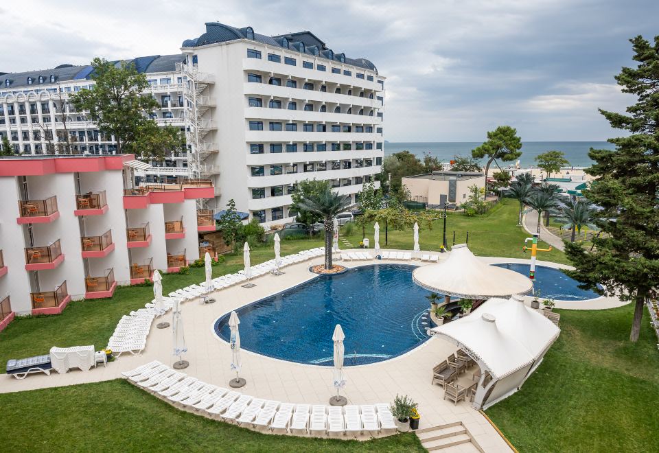 带阳台的海景双床间