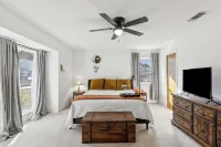 Cozy Pet-Friendly Retreat, Seasonal Pool & Fireplace, Sleeps 10