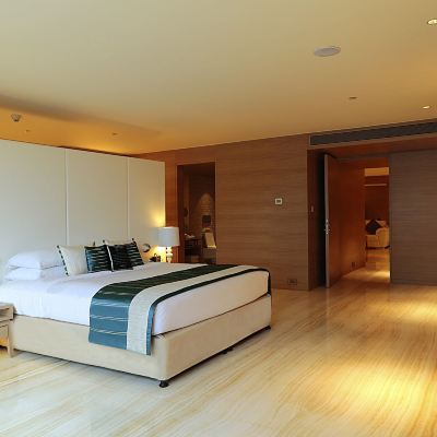 Neptune City View Suite With Bath Tub-King Bed Sahara Star Promo Code