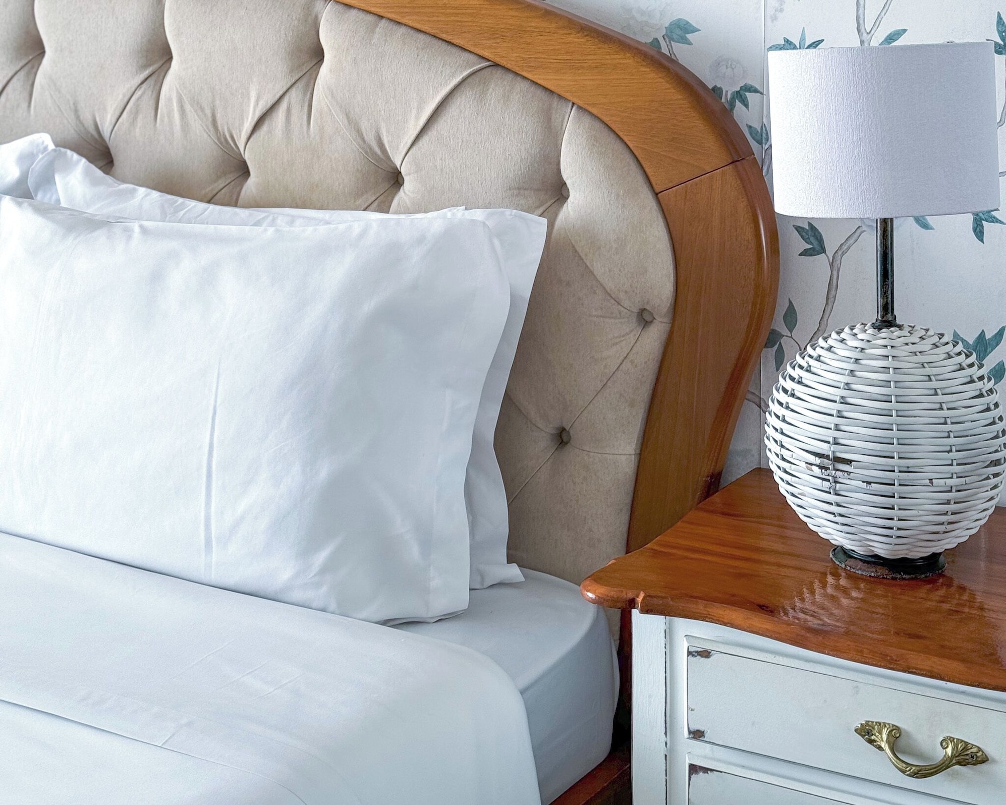 行政套房， 1 张大床， 湖景